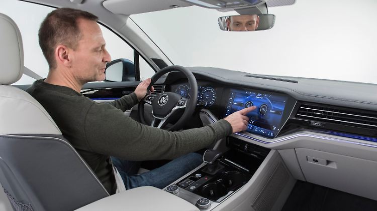 Das 15-Zoll-Display in der Mittelkonsole wirkt deutlich größer. Die Systematik auf dem TFT ist selbsterklärend.