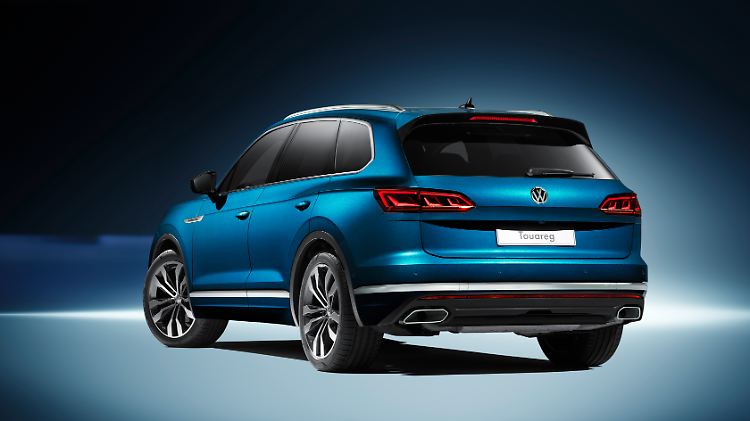 Neue Lichtgrafik, tiefer Dachspoiler und echte Endrohre zeichnen den neuen Touareg am Heck aus.