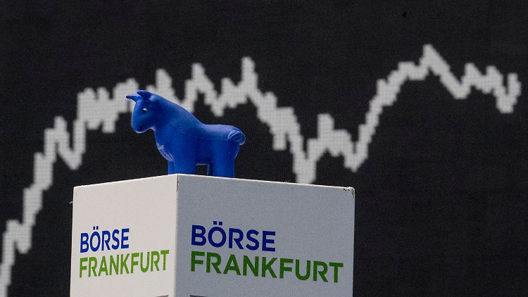 Die Dax-Kurve im Handelssaal der Frankfurter Börse: Die meisten Dax-Konzerne können mit ihren Gewinnen auch die Ausschüttungen steigern.
