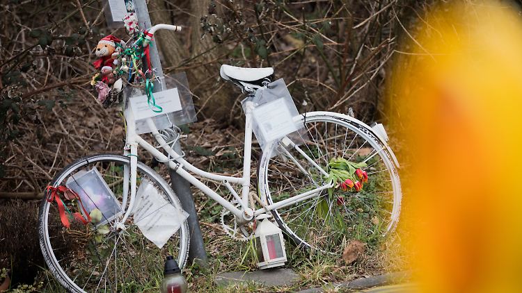 Fast drei Jahre nach dem Autorennen erinnert ein weißes Fahrrad am Tatort an das Opfer.