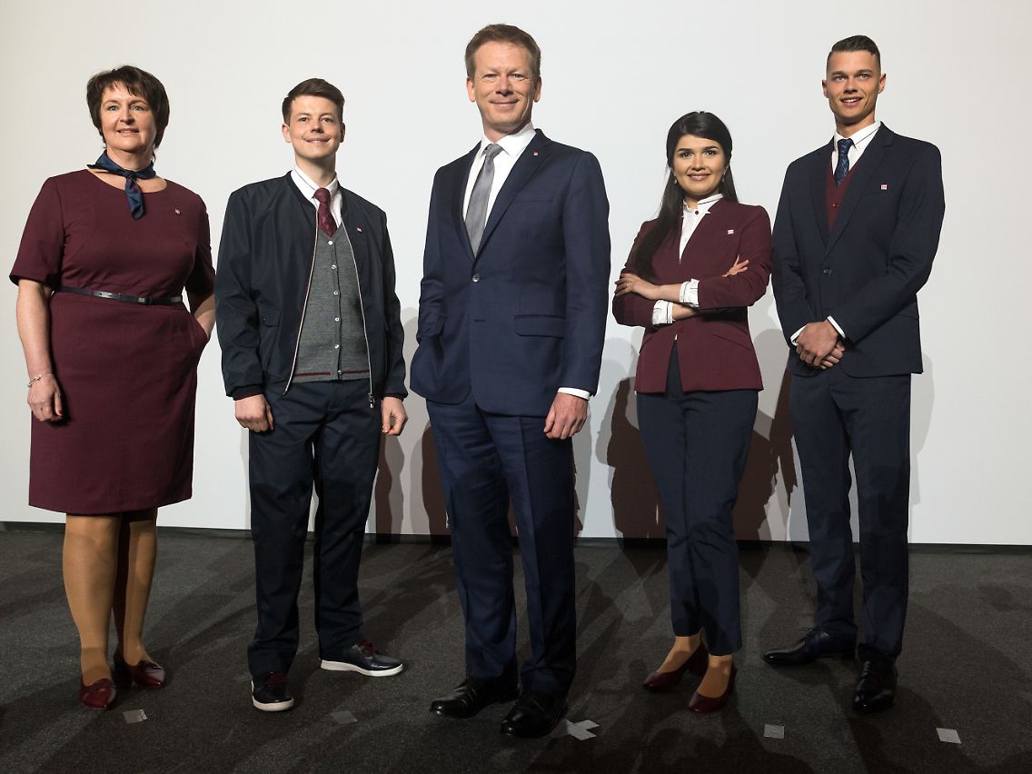 Bahn-Chef Richard Lutz (M.) stellt zusammen mit seinen Mitarbeitern die neue Unternehmensbekleidung vor.
