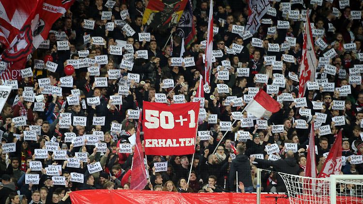 Die Profiklubs schließen sich dem Wunsch ihrer Fans an und halten an der 50+1-Regel fest.