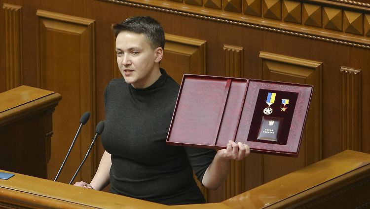 Vor ihrer Anhörung zeigt Sawtschenko den Orden "Held der Ukraine", den ihr Präsident Poroschenko verliehen hatte.
