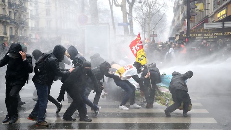 In Paris kommt es zu Zusammenstößen von Polizei und Demonstranten.
