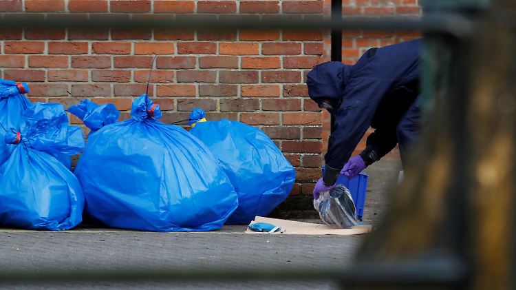 Ein Experte der OPCW verstaut Schutzkleidung, nachdem die Experten den mutmaßlichen Tatort im englischen Salisbury auf Spuren untersucht haben.