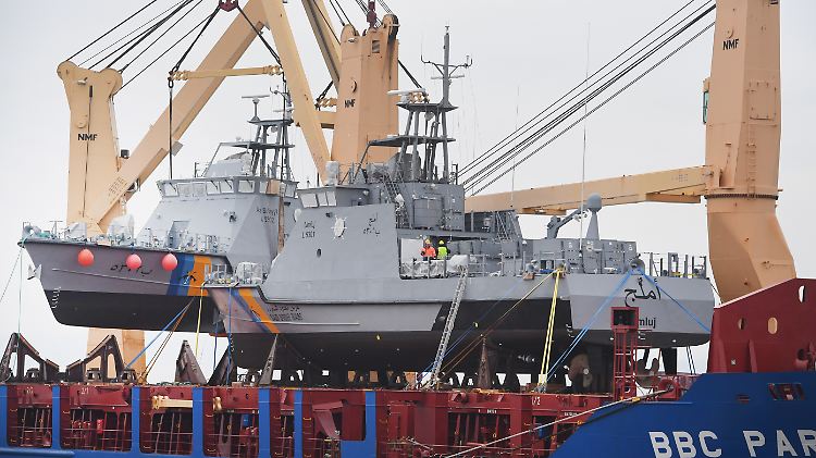 Zwei Küstenschutzboote der Lürssen-Werft für Saudi-Arabien werden im Dezember 2017 im Hafen von Mukran auf ein Transportschiff geladen.