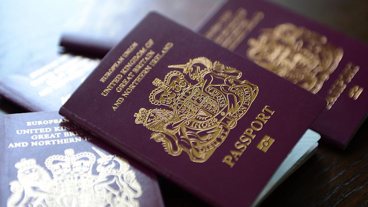 Noch ist der britische Reisepass rot. Nach dem Brexit sollen wieder blaue Dokumente hergestellt werden.