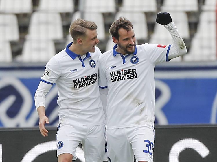 Der Karlsruher SC - auf dem Foto die Spieler Marco Thiede und Anton Fink - hegt noch Aufstiegshoffnungen.