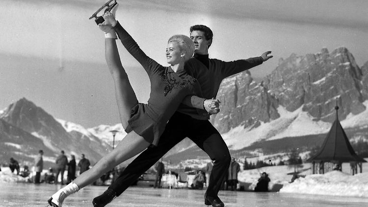 Marika Kilius und Hans-Jürgen Bäumler vor der Bergkulisse von Cortina d'Ampezzo (Foto von 1963).