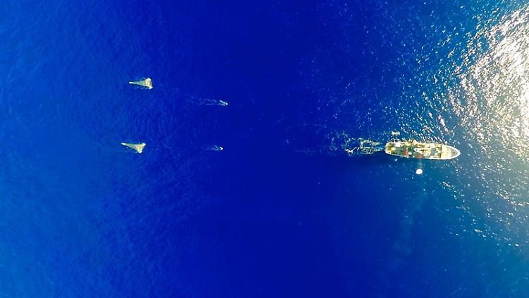Das Mutterschiff des Ocean Cleanup Projects, "R/V Ocean Starr", 2015 auf Expedition zum "Great Pacific Garbage Patch".