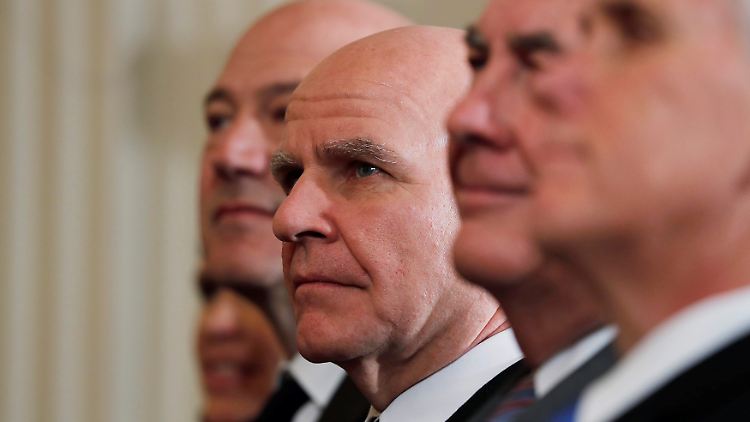 McMaster (Mitte) ist nur das jüngste Beispiel der Entlassung von Moderaten. Rex Tillerson (rechts) traf es in der Vorwoche, Gary Cohn (links) ging vor zwei Wochen - wohl aus Protest gegen Trumps Strafzollpläne. Vizepräsident Mike Pence (ganz rechts) gilt zwar ebenfalls durchaus als berechenbar, aber nicht als Moderater.