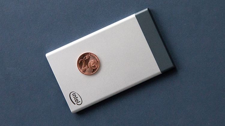 Die Compute Card ist kaum größer als eine Kreditkarte und nur rund 5 Millimeter dick.