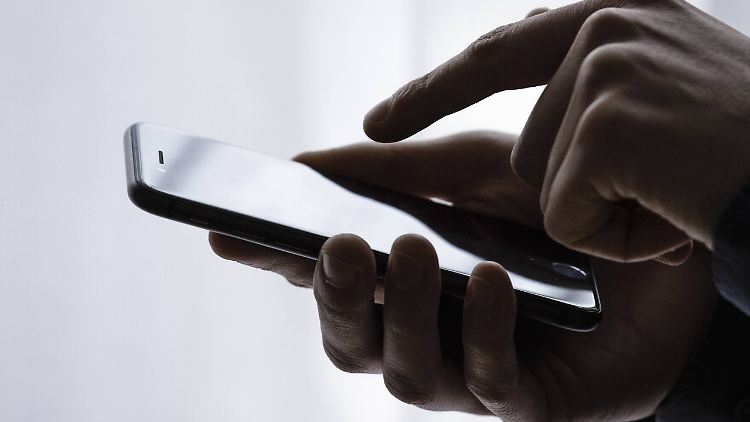 Wer nur mit einem Finger tippt, sollte mal eine Swype-Tastatur ausprobieren.