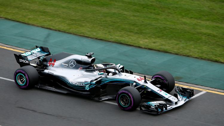 Mercedes-Pilot Lewis Hamilton startet beim ersten Formel-1-Rennen der Saison von der Pole Position.