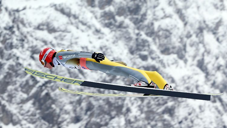 Willkommen im Klub der 240er: Richard Freitag stellte im ersten Durchgang mit 243 Meter eine neue persönliche Bestleistung auf.