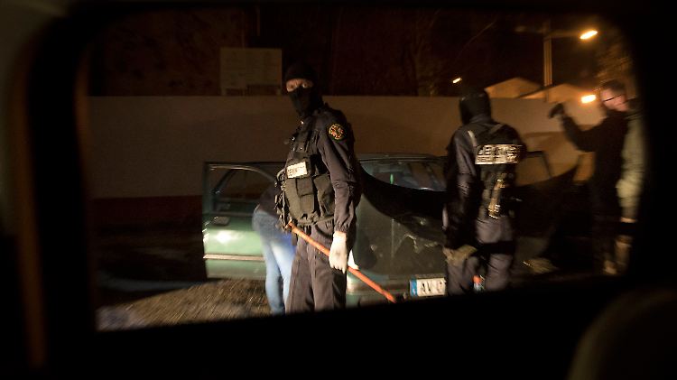 Französische Polizisten bei einer Razzia nach der Geiselnahme.