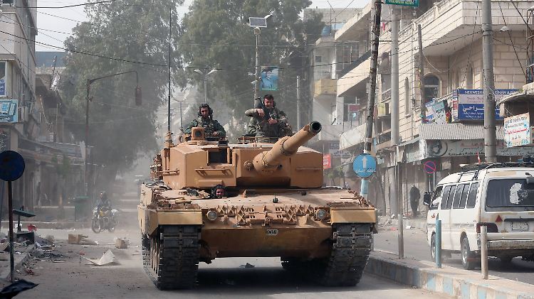 Türkischer Panzer in den Straßen von Afrin. 