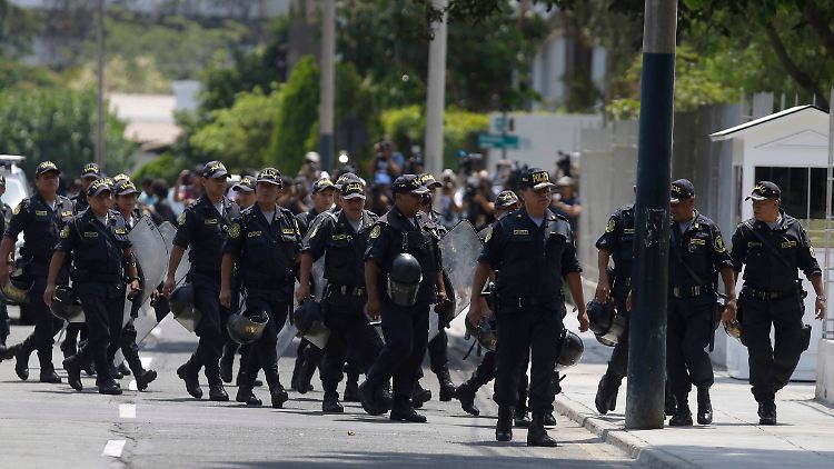 Polizisten versammeln sich vor Ex-Präsident Kuczynskis Wohnung in Lima. 