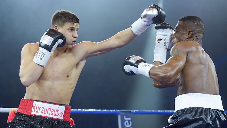 Zeuge (l.) und Ekpo bei ihrem zweiten Duell in Hamburg. 
