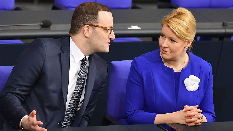 Gesundheitsminister Jens Spahn und Familienministerin Franziska Giffey im Gespräch auf der Regierungsbank im Bundestag. 