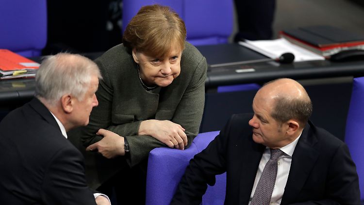 Merkel mit Seehofer (l) und SPD-Interimschef Olaf Scholz.
