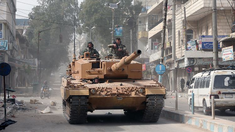 Ein türkischer Panzer rollt durch die Straßen von Afrin.