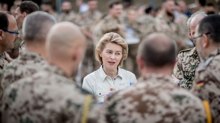 Verteidigungsministerin Ursula von der Leyen reist mit neuen Durchhalteparolen nach Afghanistan.