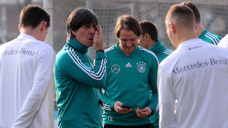 Bundestrainer Joachim Löw experimentiert gegen Brasilien.