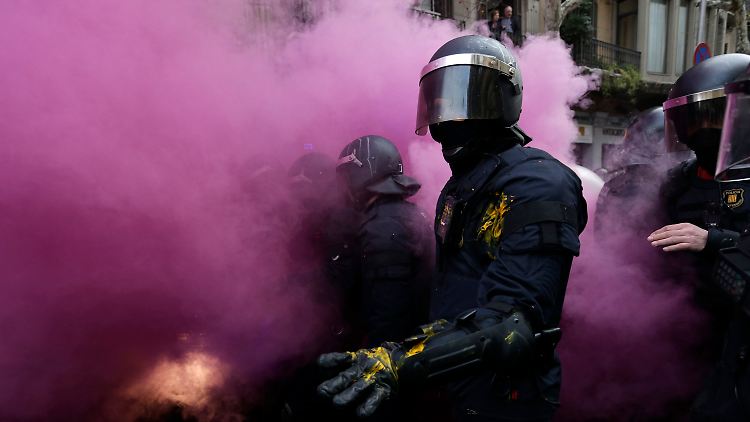 Polizisten stehen in einer Rauchwolke bei Zusammenstößen mit Demonstranten, die für die Unabhängigkeit Kataloniens sind.