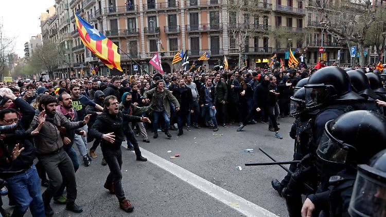 In Barcelona kommt es noch am Tag der Festnahme Puigdemonts zu einer Demonstration seiner Anhänger.