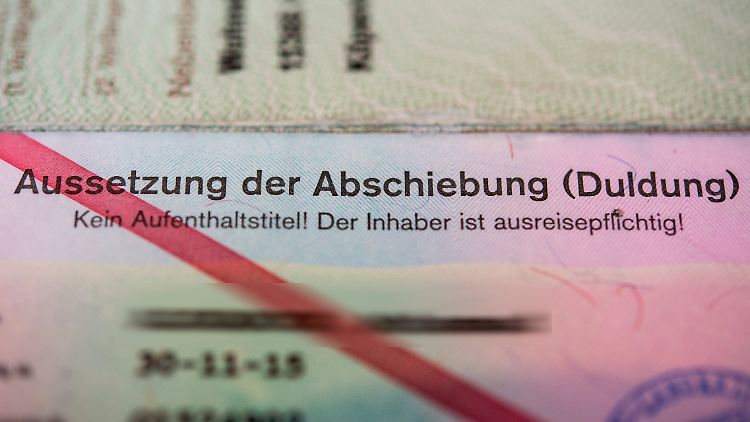 Rote Warnmarke: Der Ausweis eines abgelehnten Asylbewerbers, der Deutschland verlassen muss.