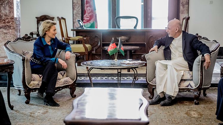 Besuch beim Staatschef eines umkämpften Landes: Ursula von der Leyen (l.) bei ihrem Treffen mit dem afghanischen Präsidenten Ashraf Ghani.