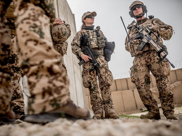 Mit dem Finger nah am Abzug: Beim Truppenbesuch der deutschen Ministerin halten schwer bewaffnete Bundeswehr-Soldaten in Masar-i-Sharif Wache.
