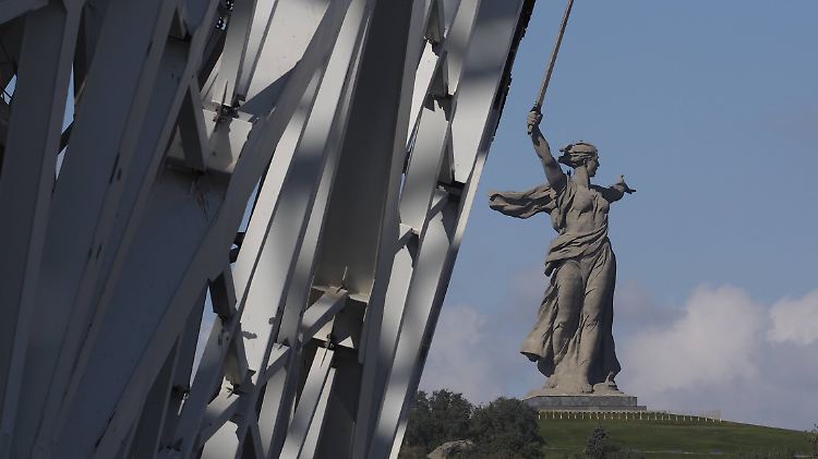 Unverkennbar: Der heutige WM-Countdown beschäftigt sich mit Wolgograd. Die "Mutter Heimat"-Statue ist sogar vom Stadion aus zu sehen.