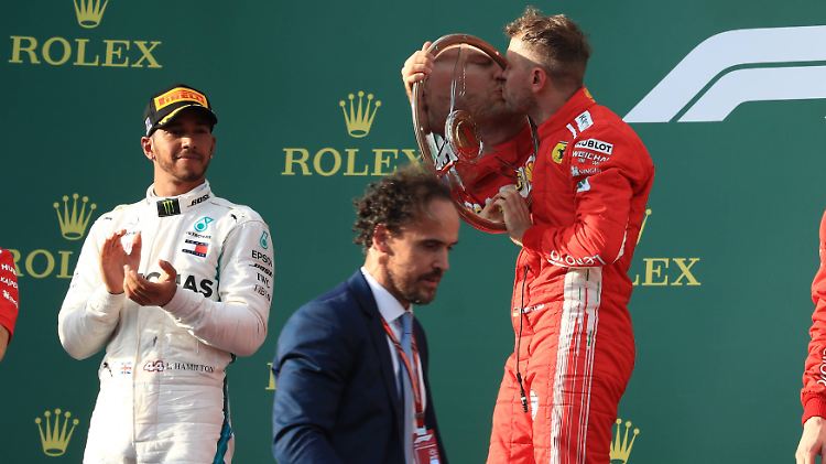 Ein lachender Sieger - und ein enttäuschter Zweiter: Lewis Hamilton muss Sebastian Vettel applaudieren.
