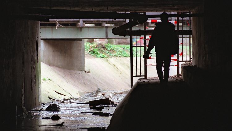 In diesem tunnelartigen Durchbruch unter den Gleisanlagen des Bahnhofs in Frankfurt-Höchst wurde Tristans Leiche gefunden.