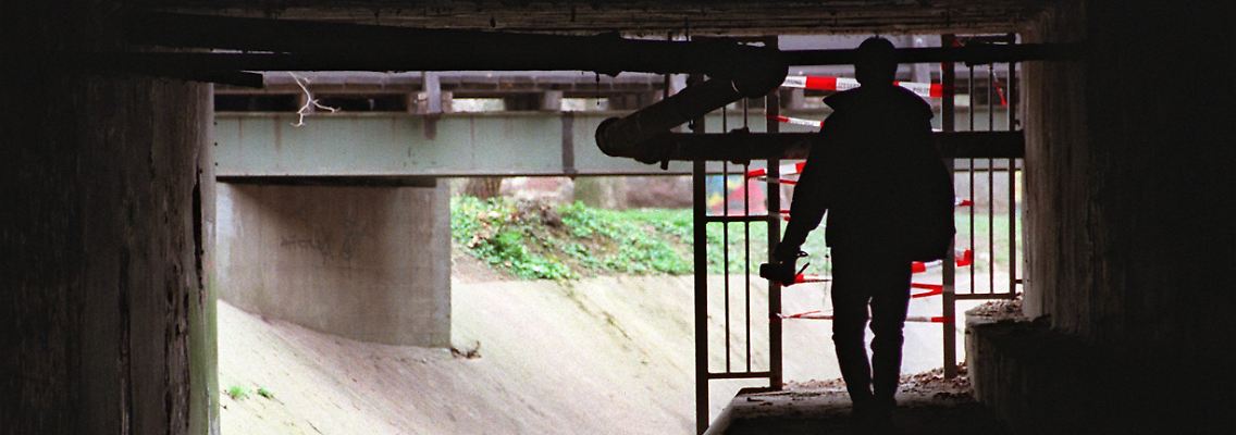 In diesem tunnelartigen Durchbruch unter den Gleisanlagen des Bahnhofs in Frankfurt-Höchst wurde Tristans Leiche gefunden.