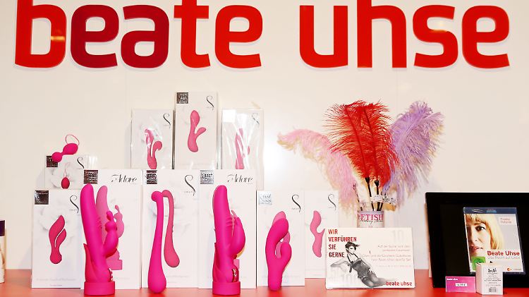 Die deutsche Pilotin und Unternehmerin Beate Uhse eröffnete 1962 in Flensburg den ersten Sexshop der Welt.