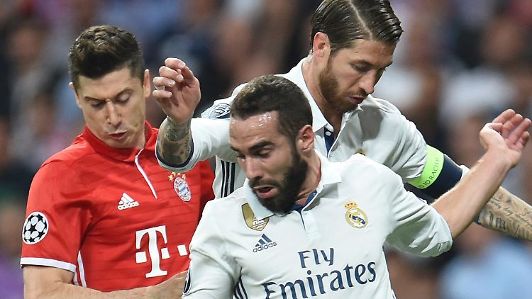 Spielt Robert Lewandowski hier gegen seine künftigen Teamkollegen? Nicht, wenn es nach dem FC Bayern geht.