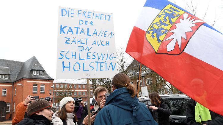 Anhänger von Puigdemont demonstrieren vor der JVA Neumünster für seine Freiheit.