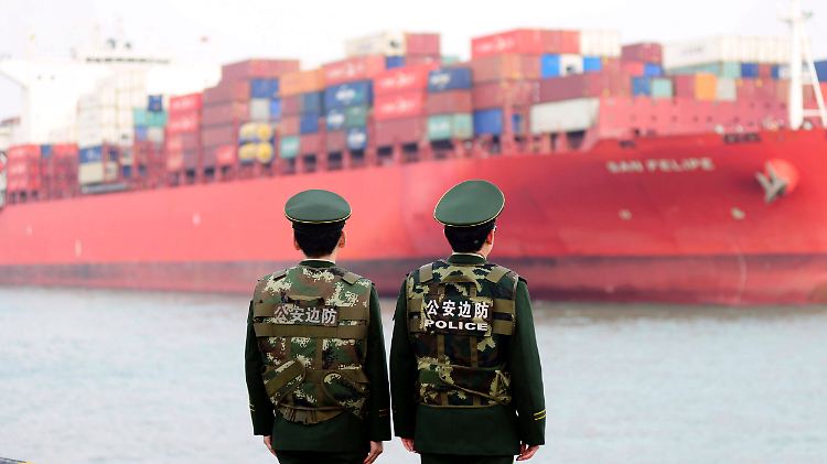 Deutsche Unternehmen klagen zwar etwa über Eingriffe in ihr geistiges Eigentum und die Bevorzugung einheimischer Konkurrenten, doch sie investieren weiter kräftig in den Standort China und importieren immer mehr aus dem Land.