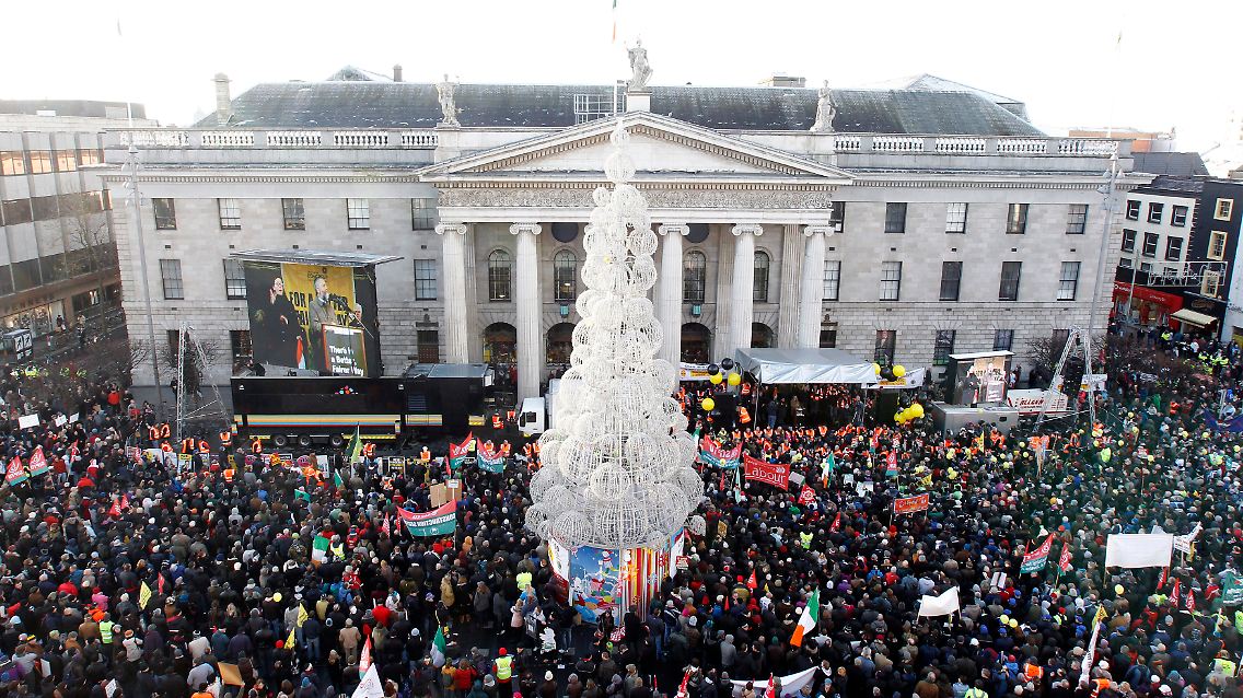 Bei den Iren macht sich Unmut breit. Die Spekulantenkarawane nimmt aber bereits das nächste Land ins Visier.