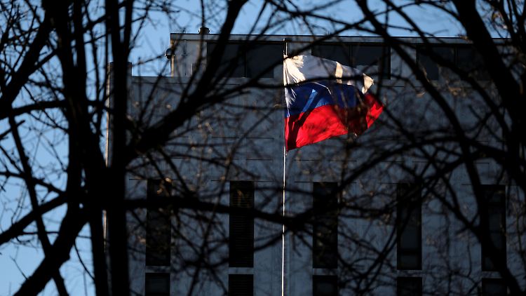 In der russischen Botschaft in Washington und anderenorts in den USA lichten sich die Reihen.