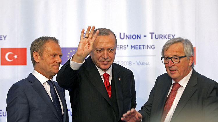 Der türkische Präsident Erdogan (m.) hat sich im bulgarischen Warna mit EU-Ratspräsident Tusk (l.) und EU-Kommissionschef Juncker (r.) ausgetauscht.