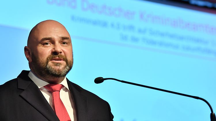 Ab Januar 2014 wollte André Schulz zu 50 Prozent bei der Polizei Hamburg arbeiten. Damals war er gerade BDK-Chef geworden.