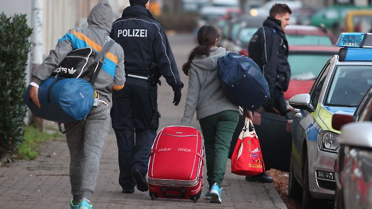 In Begleitung der Polizei auf dem Weg zum Flughafen: Wer freiwillig ausreist, bekommt von Deutschland eine Starthilfe (Archivbild).