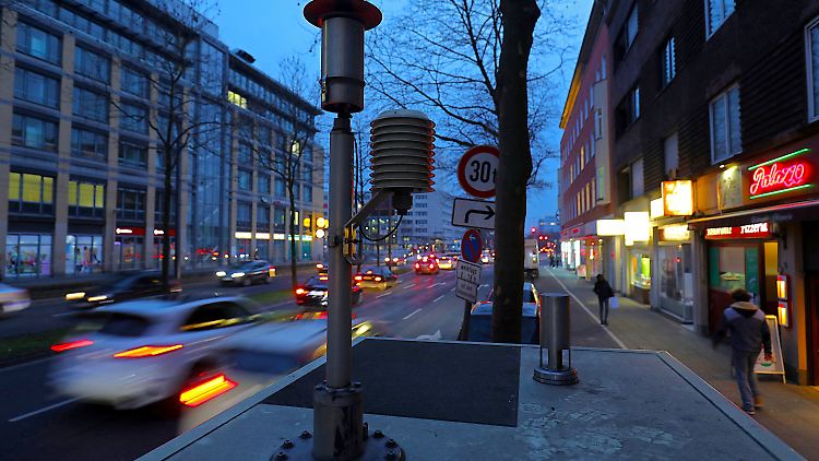 In Köln fahren Autos an der Messstation Clevischer Ring des Landesumweltamtes vorbei.