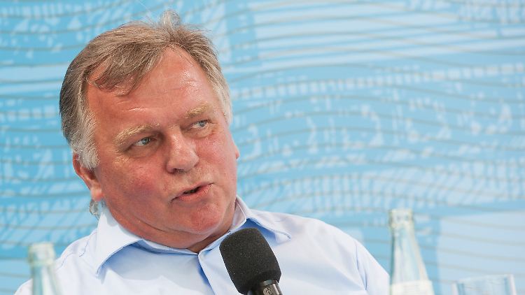 Günther Krause spricht im Sommer 2015 in Berlin bei einer Veranstaltung zum Thema "25 Jahre Einheit und Freiheit". 