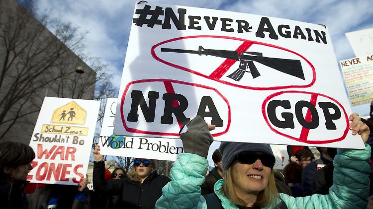 Zahlreiche Menschen forderten am Wochenende schärfere Waffengesetze in den USA.