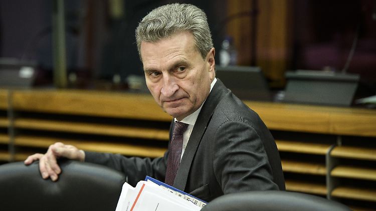 Der für Personal zuständige EU-Kommissar Günther Oettinger hält die Beförderung Selmayrs für unproblematisch.